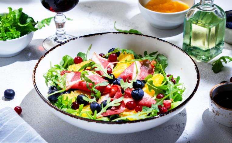 Mixed salad smoked duck breast with red fruits flavour